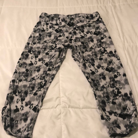 Kensie cropped workout pants with leg ruching - Picture 1 of 4